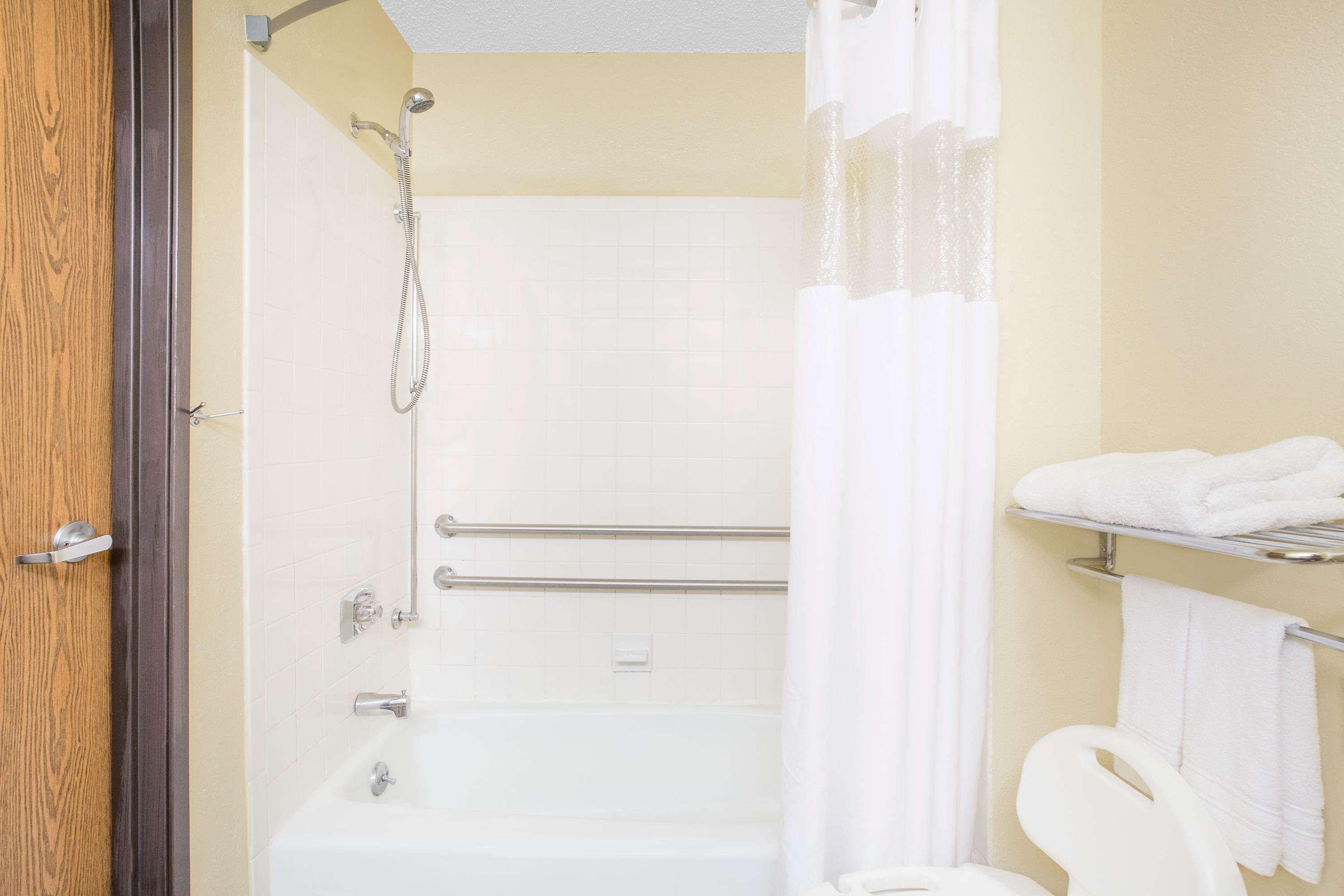 Super 8 By Wyndham Roanoke Va Motel Екстериор снимка