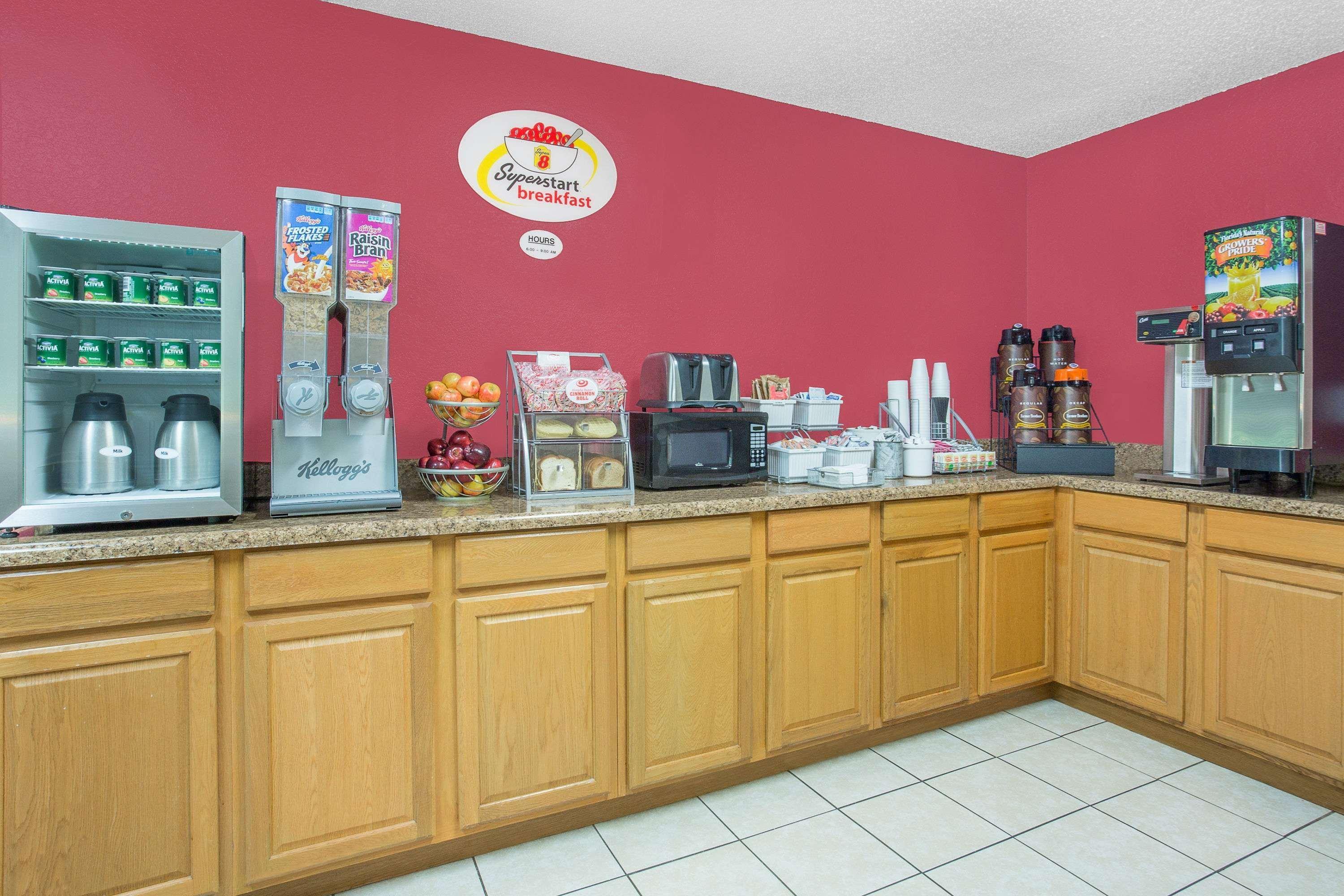 Super 8 By Wyndham Roanoke Va Motel Екстериор снимка