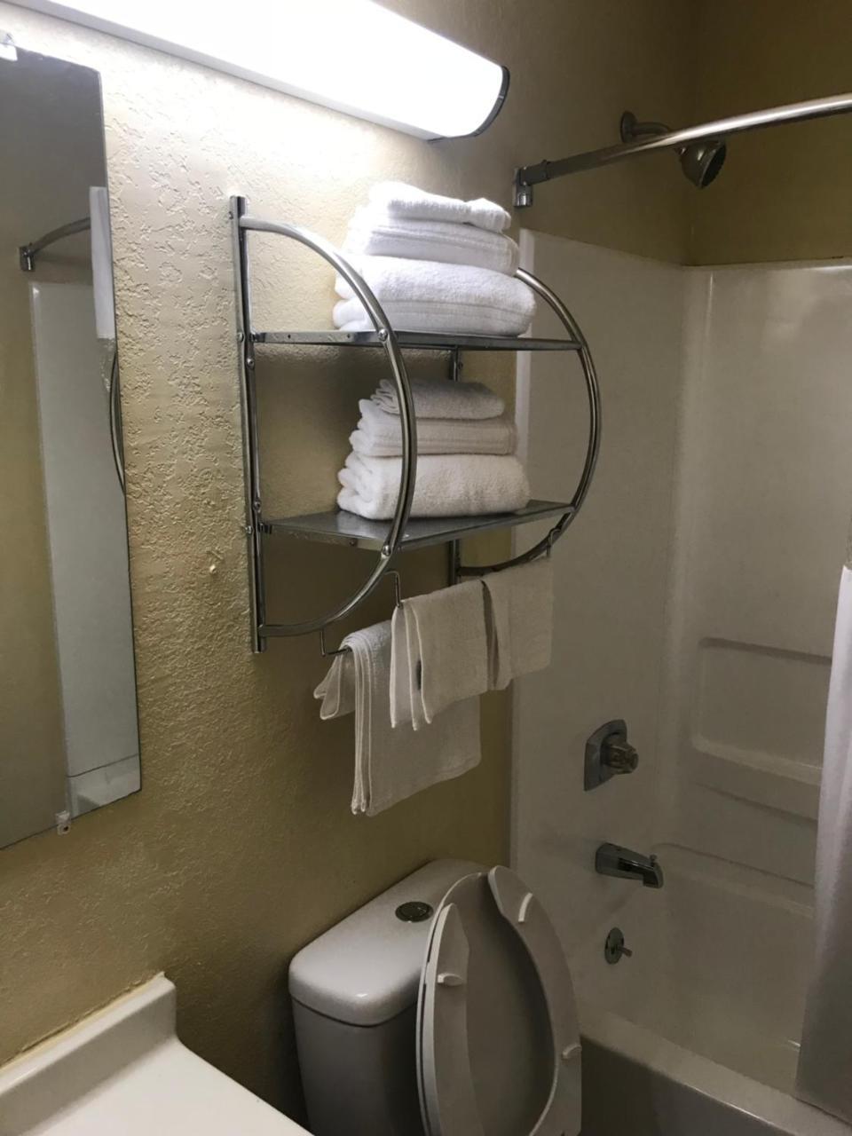 Super 8 By Wyndham Roanoke Va Motel Екстериор снимка